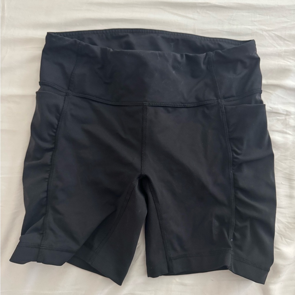 Lululemon shorts with side pockets